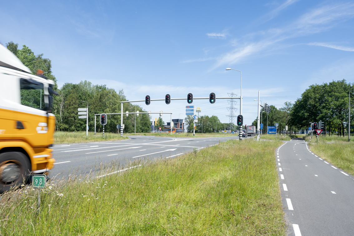 Een foto van een kruispunt in de N739 bij Hengelo.