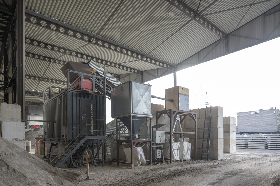 Machine voor het scheiden van cement uit het oude beton
